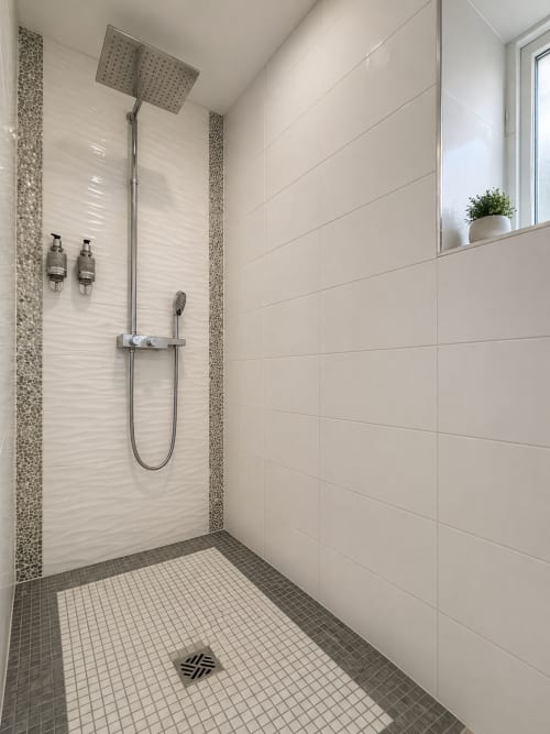 Douche moderne avec pommeau de pluie, carrelage mosaïque et équipements haute gamme au La Biche Au Bois BnB, Moncléra
