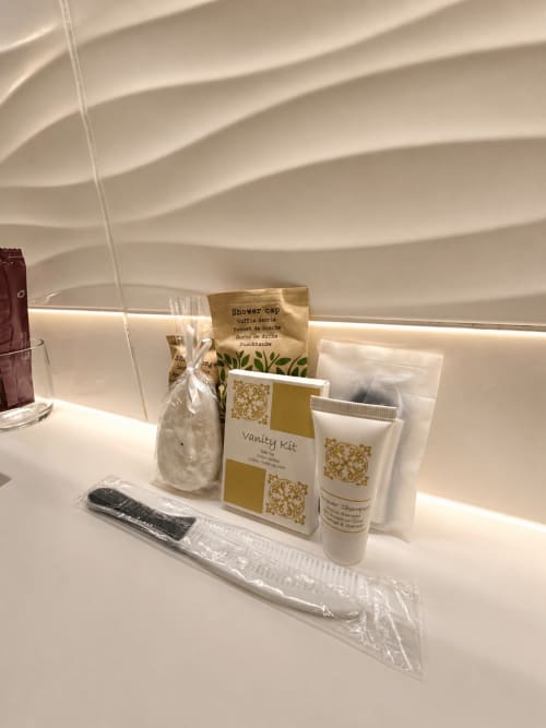 Kit de toilettes et accessoires luxe dans la salle de bain moderne de l'hôtel-boutique La Biche Au Bois, Moncléra
