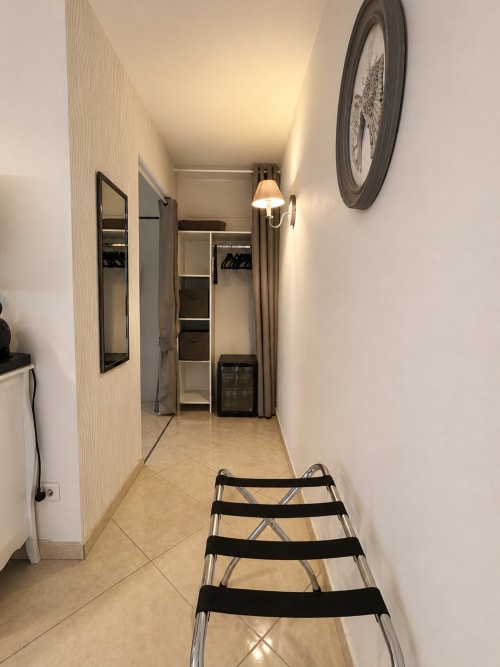 Couloir étroit de la Chambre La Milande à La Biche Au Bois, Moncléra avec placard de rangement et horloge murale