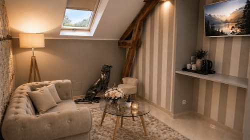 Suite mansardée élégante à La Biche Au Bois avec puits de lumière, mobilier beige et murs à rayures