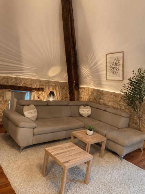 Canapé sectionnel beige moderne et tables basses en bois dans le gîte Le Tranquille à La Biche Au Bois, Moncléra