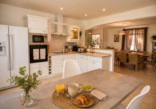 Cuisine ouverte moderne et salle à manger du gîte Le Tranquille à Moncléra avec petit-déjeuner préparé