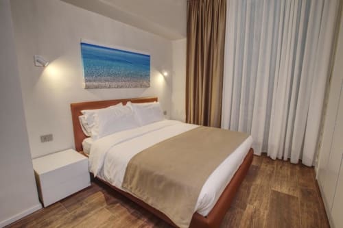 Camera deluxe a Le Due Piazze con letto queen, opere d'arte marina, comfort moderni e vista sulla città