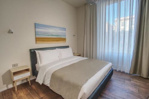 Camera luminosa Le Due Piazze B&B con letto matrimoniale, biancheria bianca, vista città, arredi moderni e ampie finestre