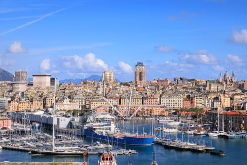 Porto di Genova con barche colorate, architettura storica e veduta del waterfront presso Le Due Piazze