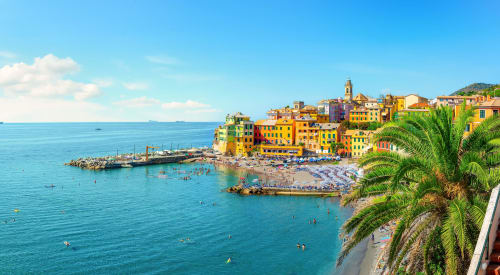 Villaggio costiero colorato con spiaggia e mare Mediterraneo, Le Due Piazze, Genova Italia