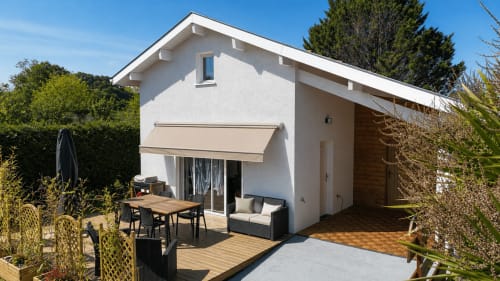 Gîte Lombok au Petit Bali, Saint-Pandelon : cottage avec terrasse moderne, coin repas et vue sur le jardin