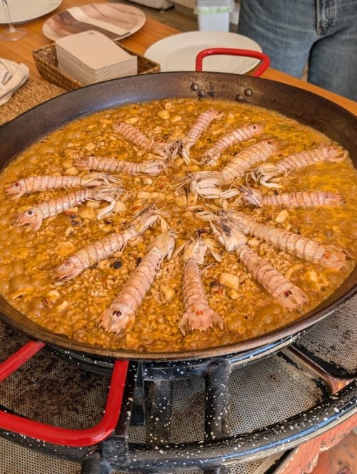Paella con cigalas en el restaurante Cala Pipa, Poble Nou del Delta, Tarragona