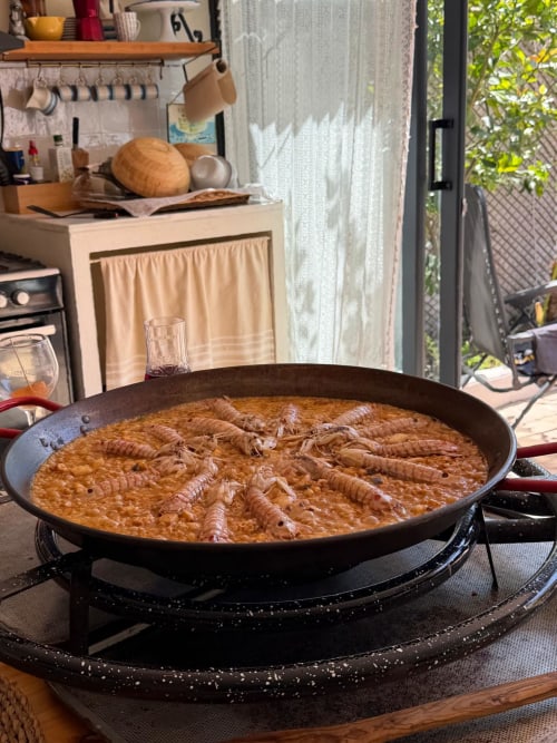 Paella preparándose en gran sartén en el hotel Cala Pipa, Poble Nou del Delta, Tarragona, España