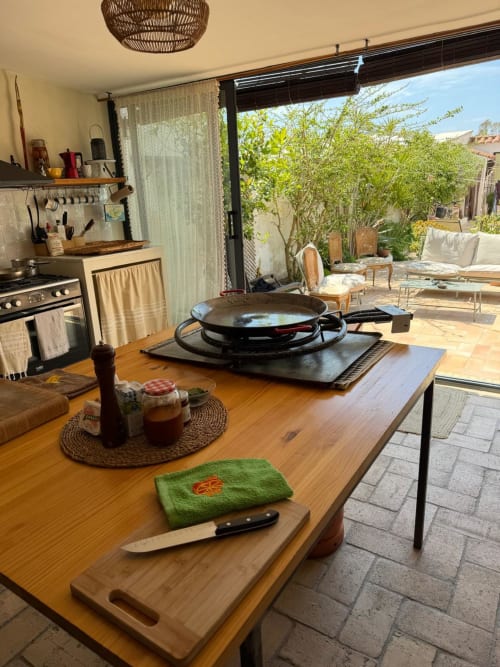 Cocina abierta y terraza del hotel Cala Pipa en Tarragona con zona de cocina y asientos al aire libre