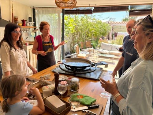 Clase de cocina en el hotel Cala Pipa donde los huéspedes aprenden a preparar paella bajo el sol de Tarragona
