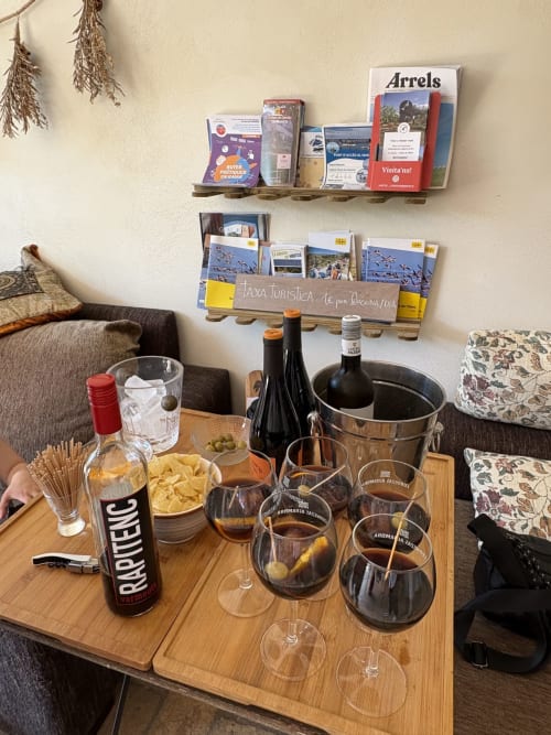 Montaje de cata en el hotel Cala Pipa con vino, aperitivos y folletos de Jaxo Turística en Tarragona