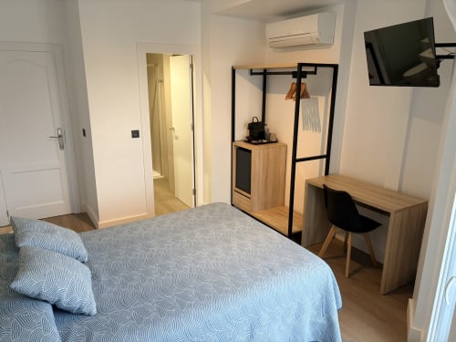 Moderna habitación doble en Hostal Juan Carlos de Carboneras con cama, escritorio, TV, armario, aire acondicionado y baño privado