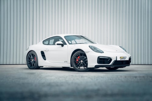 Porsche Cayman GTS blanche devant l'établissement de luxe Mazet des Délices à Nîmes