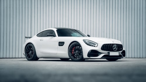 Mercedes-AMG blanche devant le Mazet des Délices, luxueuse maison d'hôtes à Nîmes