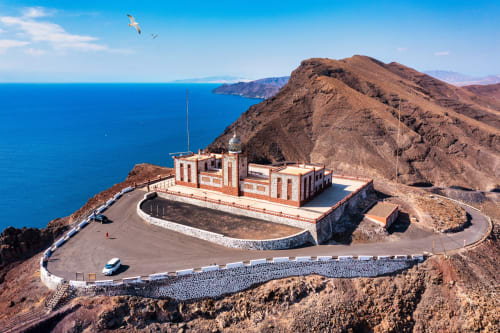 Edificio en acantilado de Fuerteventura con arquitectura de terracota frente al océano azul y paisaje volcánico