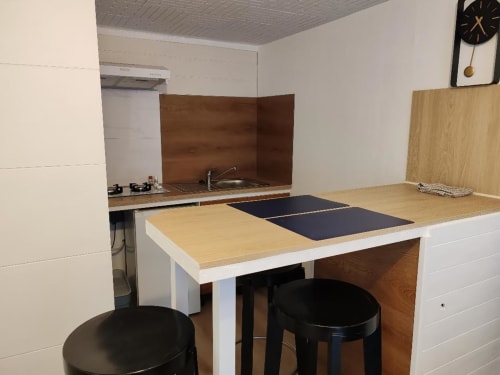 Cuisine moderne et coin repas du gîte Le Laurier Rose aux Gites De Petrocoriis, Boulazac