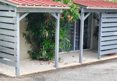 Gîte contemporain avec pergola blanche et toit rouge aux Gîtes De Petrocoriis, Boulazac, entouré de plantes grimpantes verdoyantes