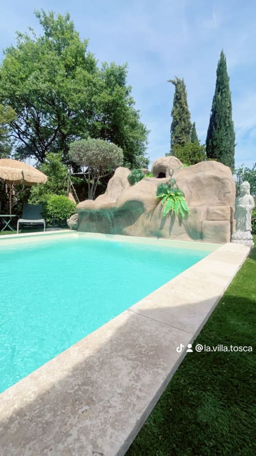 Piscine turquoise avec fontaine sculptée en forme d'éléphant à La Villa Tosca, hôtel de charme à Callas, France