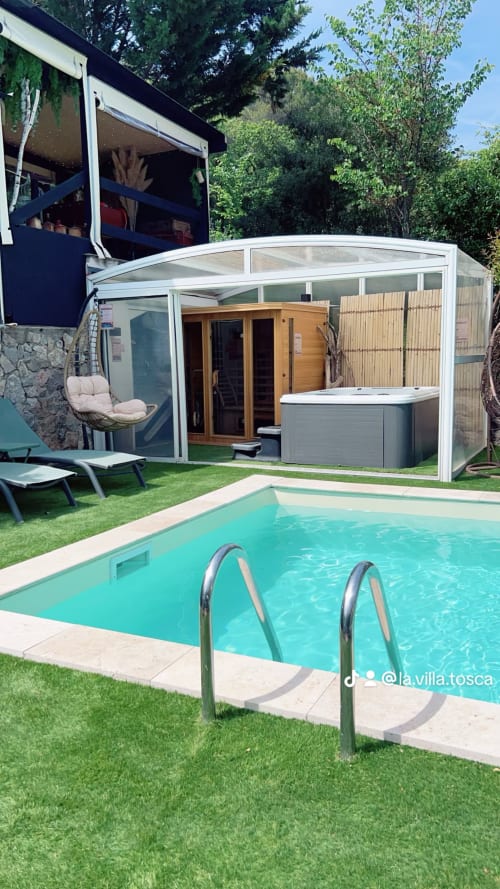 Espace piscine de la Villa Tosca avec bain à remous, sauna et salon à Callas, France