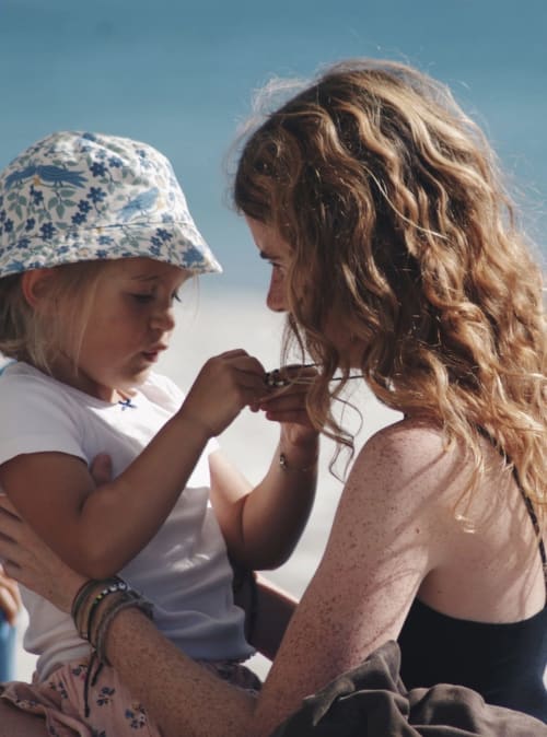 Femme et enfant profitant du temps à la plage à l'hôtel Dune à Saint-Pierre-Quiberon, France