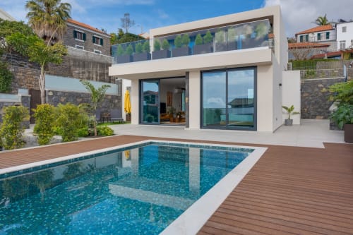 Moderna villa branca em BHF Residences no Arco da Calheta com piscina e vistas para o oceano