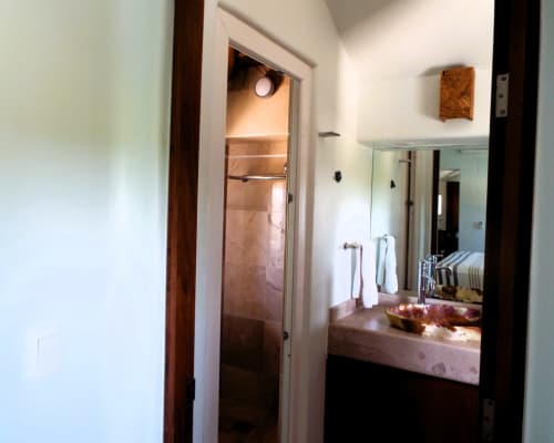 Baño moderno con cabina de ducha de cristal en El Origen Villas & Spa, Puerto Escondido