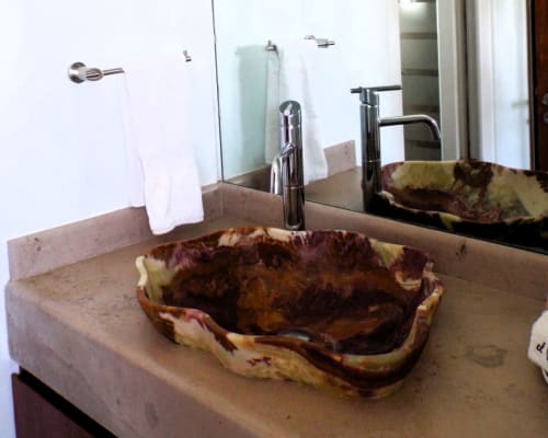 Lavabo de piedra natural rústica en baño de apartamento frente al mar en El Origen Villas & Spa, Puerto Escondido México
