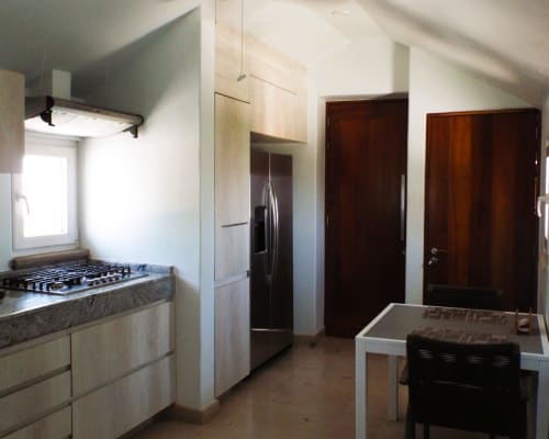 Cocina moderna con equipos de acero inoxidable en departamento frente al mar, El Origen Villas & Spa, Puerto Escondido
