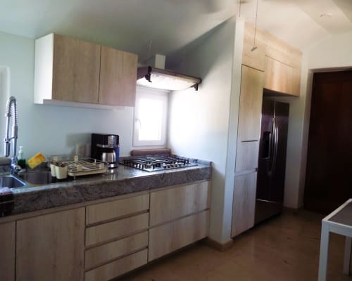 Cocina moderna en El Origen Villas & Spa, Puerto Escondido, con estufa a gas, encimeras de granito y ventana con vista al mar
