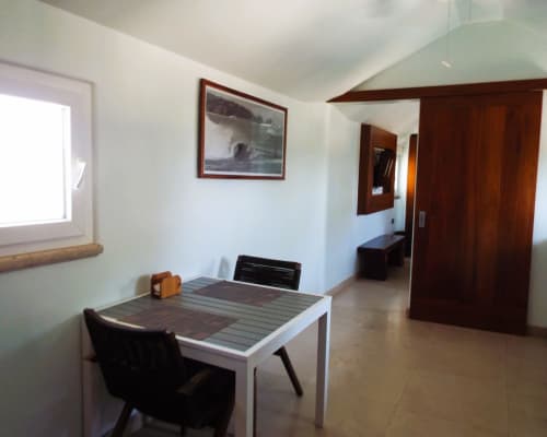 Apartamento moderno en El Origen Villas & Spa, Puerto Escondido, con comedor, puertas de madera y ventana con vista al mar