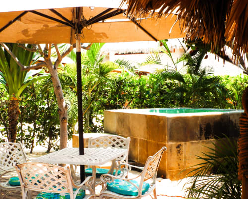 Terraza privada con Jacuzzi, tumbonas y palapa en El Origen Villas, Puerto Escondido