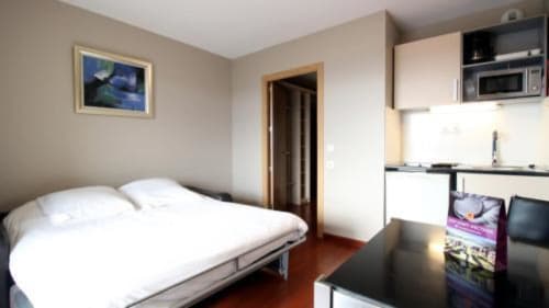 Studio moderne aux Balcons du Sancy avec lit, kitchenette et TV écran plat à Picherande, France