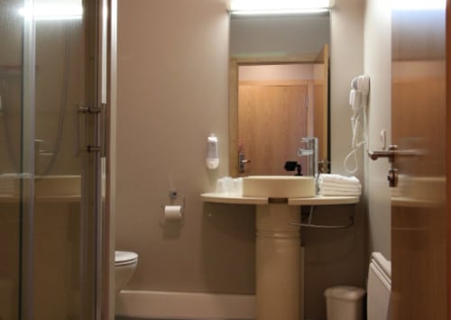 Salle de bains moderne du Studio Supérieur aux Balcons du Sancy, Picherande, avec lavabo sur piédestal et douche