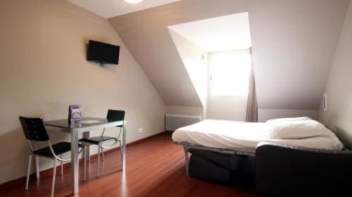 Studio moderne aux Balcons du Sancy avec lit, bureau, TV et fenêtre de toit à Picherande