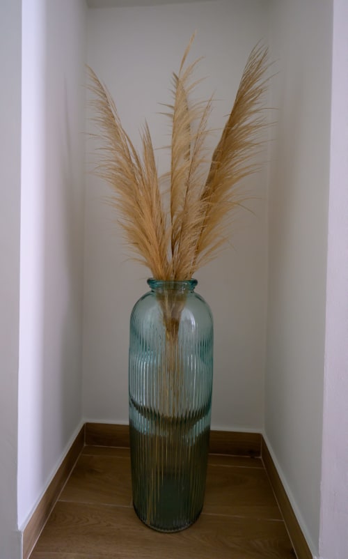Hierba de las pampas seca en jarrón de cristal acanalado verde, decoración del Hotel Boutique Alcazaba Salobreña