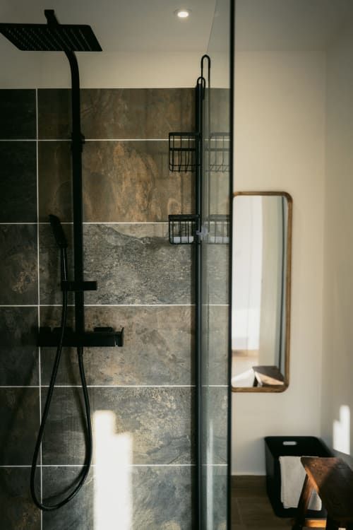 Douche pluie moderne en noir avec paroi de verre dans la salle de bain Studio les Orangers de l'hôtel Ô Coeur de l'Ouest, Réunion