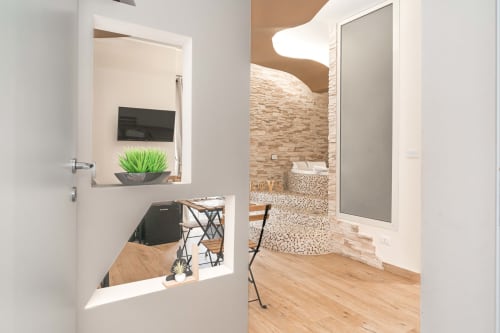 Camera moderna con vista sulla camera da letto presso Elite Apartment SPA a Catania, con pavimenti in legno e arredamento contemporaneo