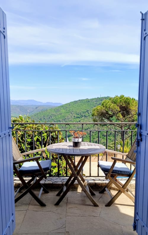 Deluxe-Terrasse des Boutique-Hotels Loup Castel mit Tisch, Stühlen und Panoramablick auf bewaldete Hügel in Le Bar-sur-Loup