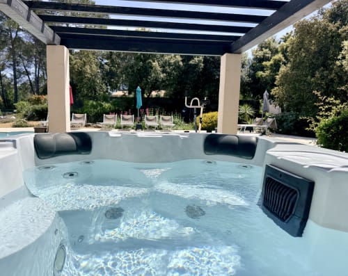 Luxurious jacuzzi with warm water on a sunny terrace at CARPE DIEM Résidence Hôtelière in Lorgues, garden view