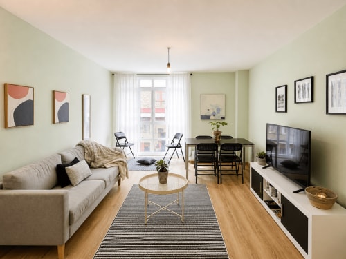 Moderno salón de apartamento en Baiona con sofá, mesa de comedor, TV y vistas a la ciudad por grandes ventanales