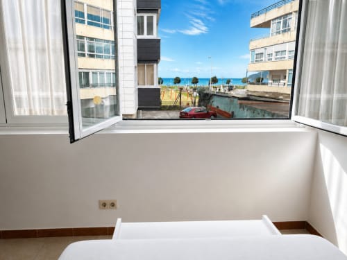 Balcón moderno de apartamento en Baiona con vista a Playa América, edificios contemporáneos cercanos