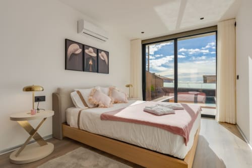 Quarto moderno no BHF Residences em Arco da Calheta com vista para o oceano, cama de madeira e decoração inspirada no litoral