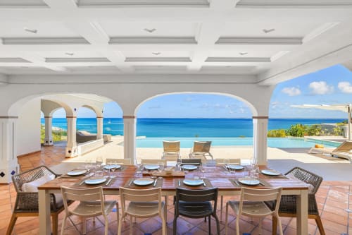 Salle à manger de la Villa Agama avec vue sur la mer Méditerranée, piscine à débordement et plage