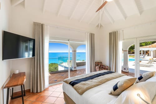 Chambre luxueuse avec vue sur mer, télévision écran plat et accès direct à la terrasse à Villa Agama