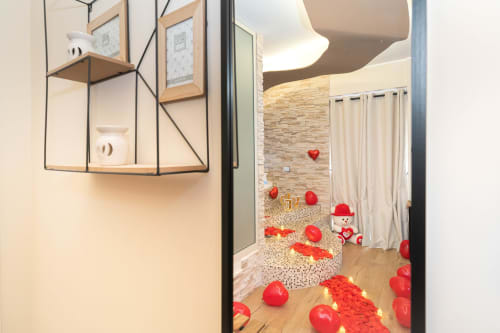 Bagno decorato con cuori rossi di San Valentino e addobbi festivi presso Elite Apartment SPA a Catania