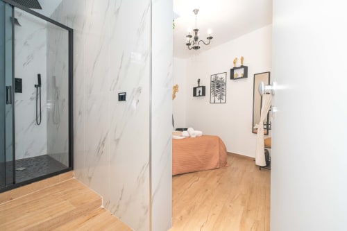 Lussuosa camera padronale con doccia in marmo e servizi spa presso Elite Apartment SPA a Catania