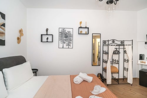 Spaziosa camera con letto king size presso Elite Apartment SPA a Catania con arredamento moderno, biancheria bianca e servizi spa
