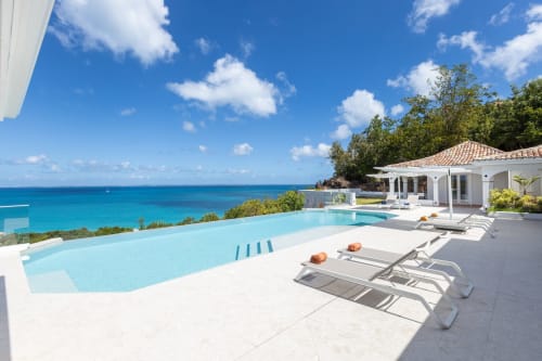 Terrasse luxe Villa Agama avec piscine à débordement surplombant la mer des Caraïbes turquoise, Saint-Martin
