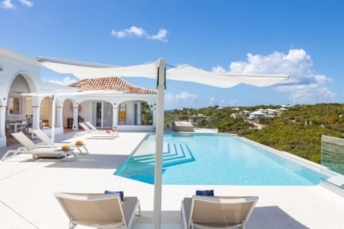 Terrasse piscine luxe Villa Agama avec transats, voile, vue mer Caraïbes à Saint-Martin